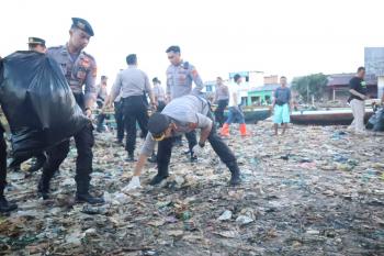 Personel Polresta Bandar Lampung dan Sat Brimobda Lampung Bersihkan Sampah Di Pantai Sukaraja